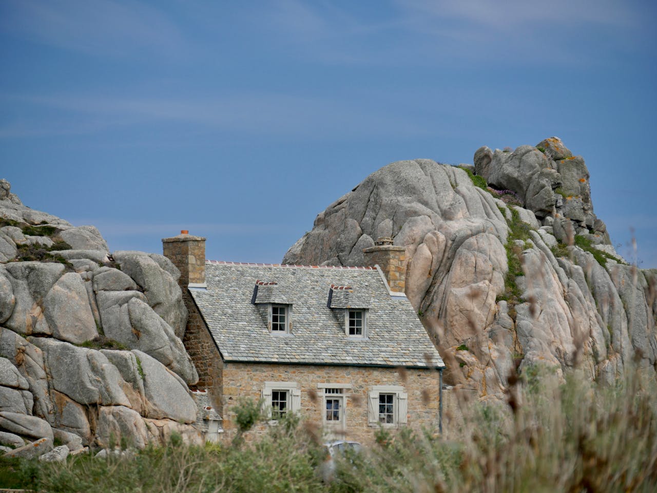 Como combinar telhado colonial com fachadas modernas ou rústicas